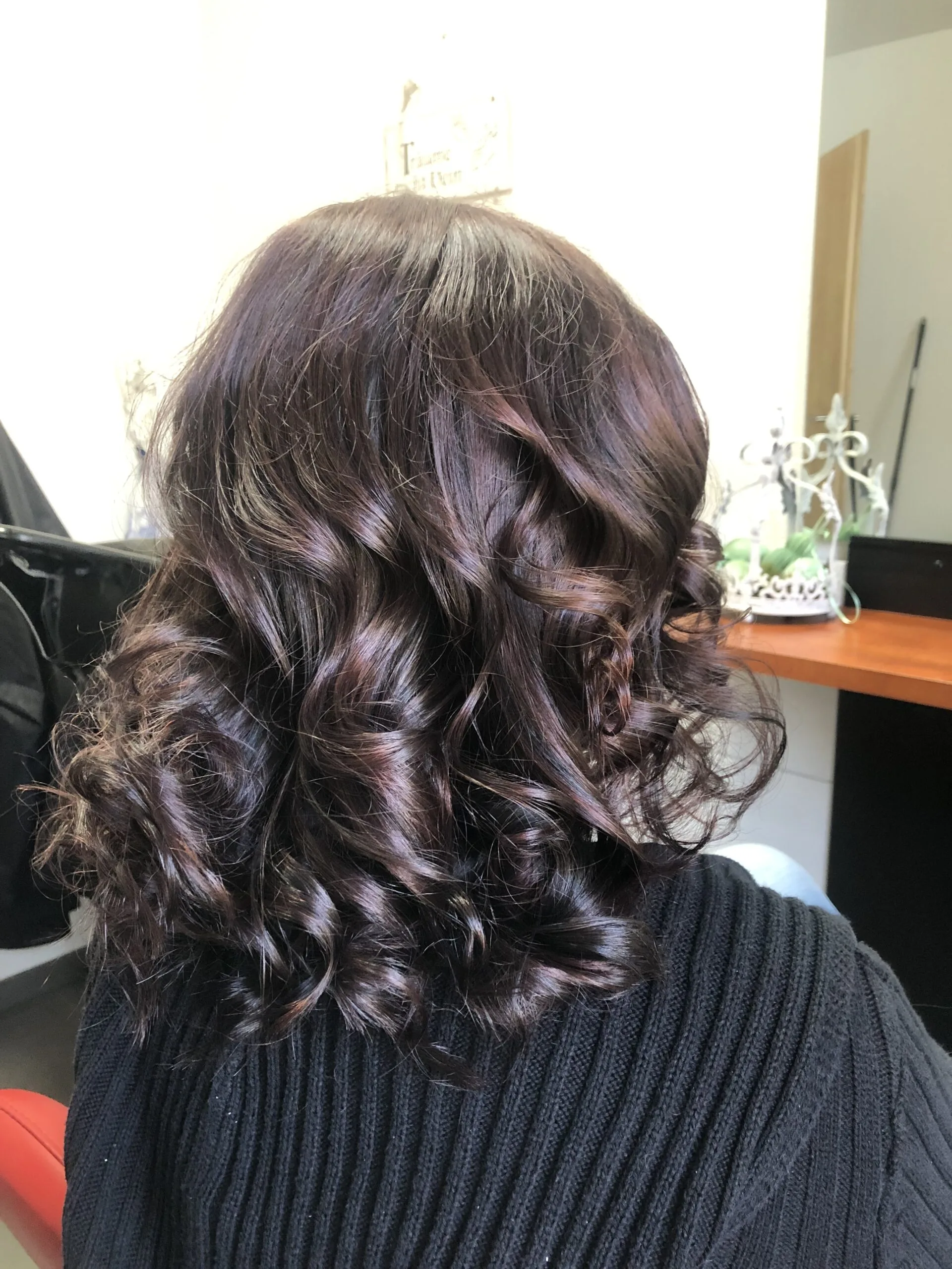 Frisch gestylte Locken – Damen-Coiffeur Haarstübli Jasmin in Wasen i. Emmental